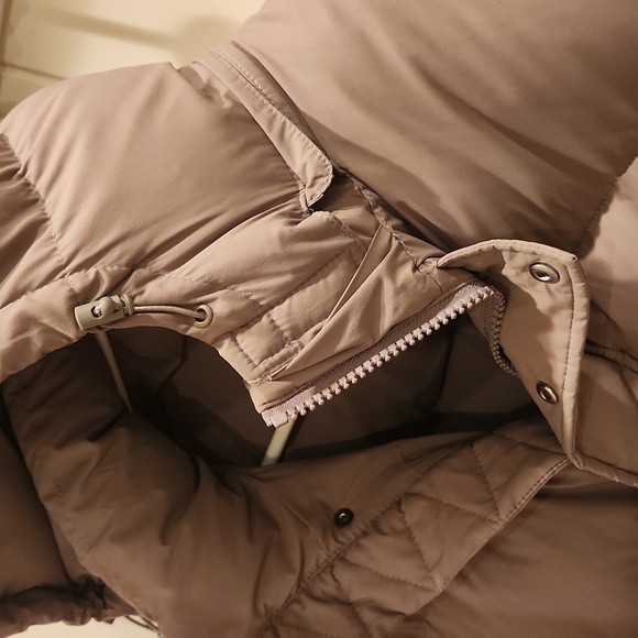 ARITIZIA - TNA - SUPER PUFF JACKET- womans LG. Taupe. New in bag. removable hood - Picture 5 of 16